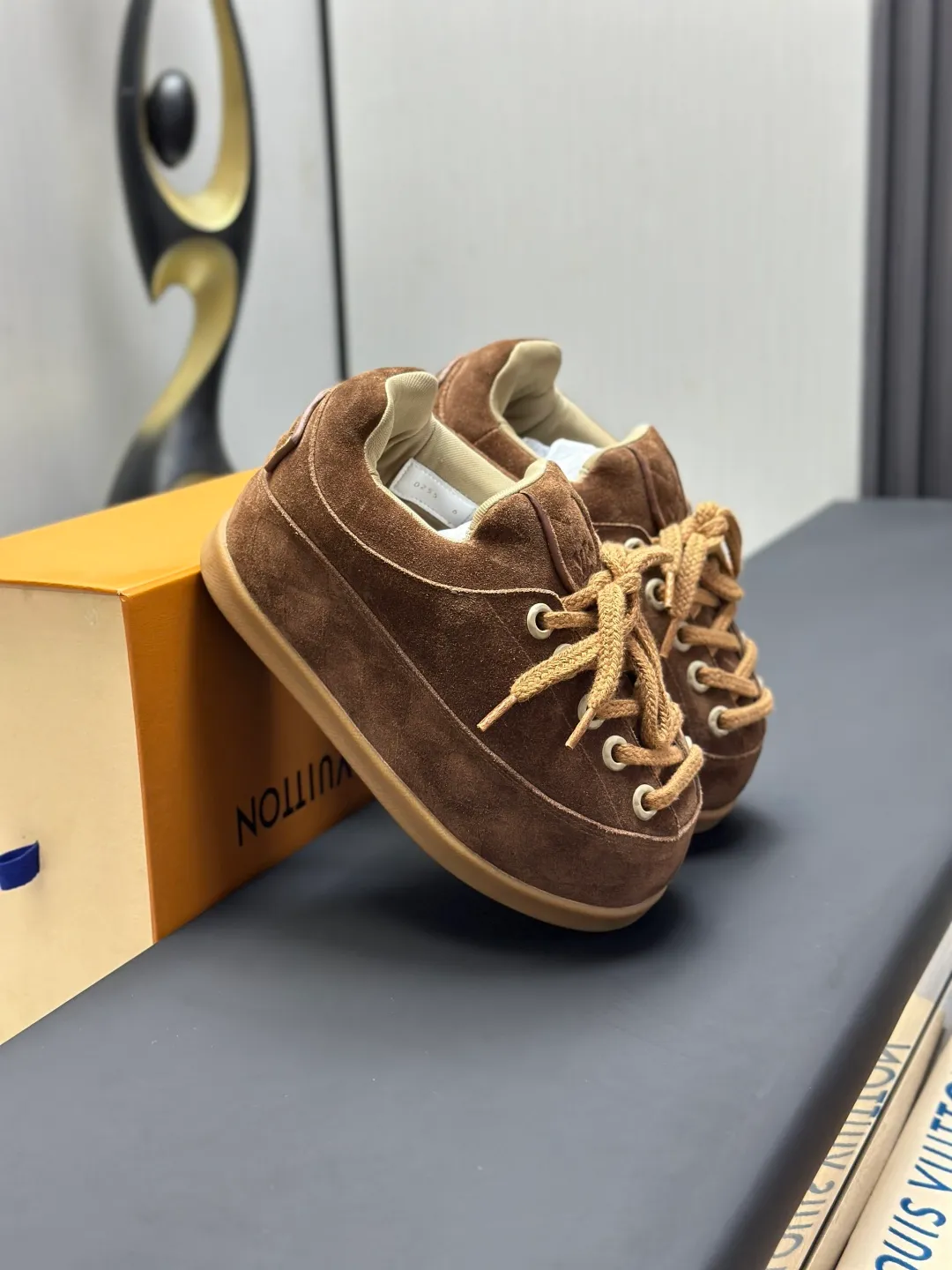 👟👟Ex-factory price 720👟👟 Top version LV-Louis Vuitton-Bread Catwalk New Style 1:1 development replica of the original version! ! The upper foot is very comfortable. It is made of luxurious materials and fine workmanship. The midsole is printed with English letters "Made in Europe". The upper is made of calfskin imported from Italy. The side is decorated with the brand's LOGO and signature. The latest latex foot pads and mesh lining make the foot feel super comfortable. The original two-color TPU combination outsole is specially provided by the original factory. Bag technology Goodyear stitched edges Fabric: Exclusive customized first-layer cowhide Accessories: Exclusive private model Vuitton logo, lining: Customized silk mesh lining - first-layer silk cowhide lining Outsole: TPU combination outsole wear-resistant, non-slip and anti-yellowing Foot pads: new latex pads-mesh sweat-absorbent Counter technology: fully computerized sewing machine wire drawing Toe box back cover Hot and cold shaping Full set of pull-top lasts with medium and low logo patterns Counter packaging - Shoelaces, certificates, cards, instructions, certificates, dust bags, the most complete packaging on the entire network, women's models 35-40 men's models are under development